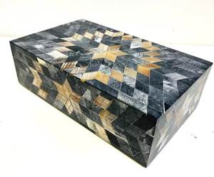 Boîte à bijoux contemporaine en MDF et résine avec une structure robuste en MDF et une surface en résine décorative faite à la main - Product Image 1