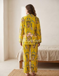 Conjunto de Pijama de Verano de Algodón Hecho a Mano para Mujer, Estampado Floral de Aves en Amarillo Vibrante, Transpirable, de Secado Rápido, Elegante y Lujoso - Product Image 4