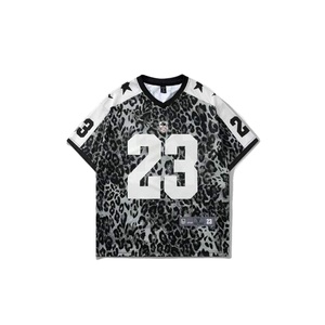 Maillot de football américain surdimensionné personnalisé à motif léopard pour homme, en maille respirante, col en V, streetwear athlétique, en polyester, avec numéro - Product Image 1