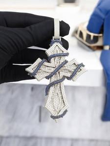 จี้ตัวอักษรประดับเพชรโมอิสซาไนต์ทรงกลมเจียระไนแบบบริลเลียนท์ พร้อมหินสีน้ำเงินประดับ บนตัวเรือนเงินชุบแบบฮิปฮอป - Product Image 3