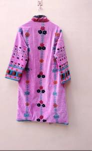 เสื้อโค้ทกำมะหยี่สีชมพูอ่อนสำหรับผู้หญิงขายส่ง ปักลายซูซานีด้วยมือ เสื้อคลุมฤดูหนาวสไตล์วินเทจ แจ็คเก็ตโบฮีเมียนลายดอกไม้ซูซานี - Product Image 4