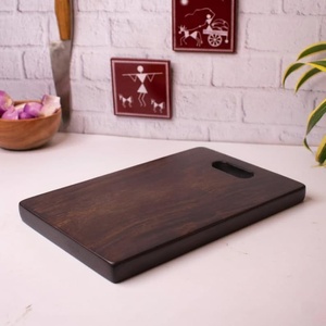 Planche à découper ronde moderne en bois, très vendue, pour une découpe lisse et sûre de tous les ingrédients, en vente, bloc de planche à découper UO - Product Image 4