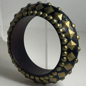 Bracelet en bois pentagramme rétro, design large et exagéré avec rivets, fait main, étanche, couleur naturelle, accessoire unisexe moderne - Product Image 4