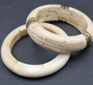 กำไลข้อมือทำมือสไตล์วินเทจจากกระดูกธรรมชาติ ประดับทองเหลือง โดย Perfect Enterprises - Product Image 6