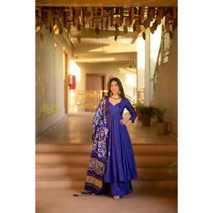 Hermoso Vestido de Fiesta con Falda y Dupatta, Talla XS, para un Look Impresionante - Product Image 1