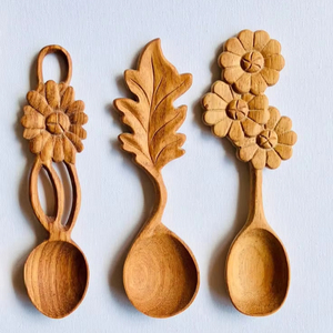 ช้อนไม้แกะสลักด้วยมือ ลายดอกทานตะวัน โคลเวอร์ และหัวใจ ดีไซน์ไม่ซ้ำใคร ขนาด 16 ซม. ของตกแต่งโต๊ะอาหารสไตล์วินเทจ งานฝีมือจากไม้แอชและไม้กระถิน - Product Image 1
