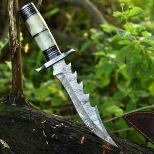 Couteau de chasse artisanal en acier Damas de qualité supérieure, couteau à lame fixe pour le quotidien, manche en os de chameau avec étui en cuir - Product Image 2