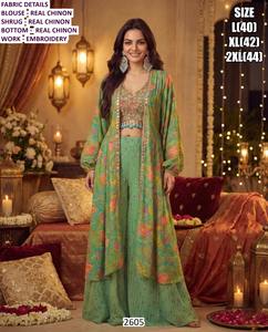 Ensemble de fête traditionnel Emerald Noor - Longueur au sol, coupe régulière, en soie chinon brodée - Product Image 1