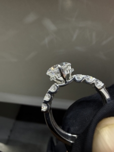 Bague en or massif 14 carats de créateur, sertie de diamants taille radiant certifiés IGI, plaquée rhodium – Bijou de luxe élégant pour mariée et idéal pour offrir - Product Image 6