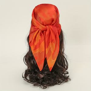Bandana foulard en satin de soie personnalisé, imprimé par sublimation, anti-poussière, avec logo, pour femmes, pour événements. - Product Image 1