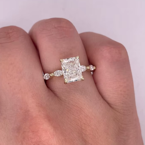 แหวนหมั้นเพชรทรงรัศมีเจียระไนจากห้องปฏิบัติการ เงินแท้ 925 ประดับเพชรทรงมาร์คีส์ด้านข้าง - Product Image 4