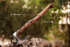 Tomahawk Vikingo Hecho a Mano con Acero de Alto Carbono, Mango de Acero de Grado Industrial, 1.5 kg, Funda de Cuero, Hoja de Corte de 3 5/8 Pulgadas - Product Image 5