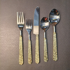 Juego de Cubiertos de Latón Dorado de 5 Piezas con Mango Martillado, Cubiertos de Acero Inoxidable de Grado Alimenticio, Juego de Cubiertos de Estilo Antiguo. - Product Image 2