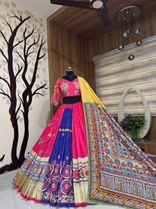 Ensemble Lehenga en coton mousseline épais Royal Mirror Charm entièrement cousu avec des détails en miroir véritable, bordure en dentelle Lampi et dupatta en dentelle Samosa - Product Image 1