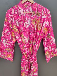 Bata Larga para Mujer con Estampado Floral Rosa, Ecológica, Cuello en V, Manga Tres Cuartos, Tela de Algodón Suave, Informal, para Verano - Product Image 3