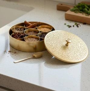 Boîte à épices artisanale en cuivre/acier inoxydable avec moulin intégré et cuillère – Écologique, personnalisable pour la maison, la cuisine ou un mariage - Product Image 4