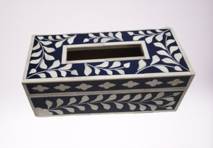 Caja de pañuelos cuadrada tradicional hecha a mano con incrustaciones de hueso, con un estampado geométrico fino y un audaz diseño de colores contrastantes. - Product Image 5