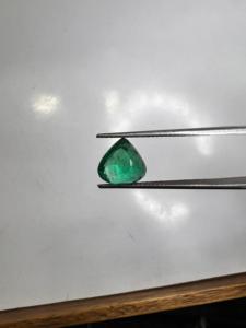 Jai Narayan Gems Émeraude naturelle 100% zambienne taille cœur 1,97 ct verte 8,75x9,20 mm taille personnalisée pierre précieuse en vrac pour bagues de bijoux d'amour - Product Image 3
