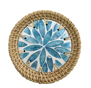 Posavasos de Ratán con Incrustaciones de Nácar, Accesorio de Mesa Tejido a Mano para Colocar Bebidas, Elaborado en Vietnam - Product Image 1