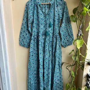 เดรสยาวผ้าฝ้ายขายดีปี 2026 คอวี แขนยาว ปักลายดอกไม้ พิมพ์ลายบล็อก ผ้าฝ้ายอินเดีย ชุดลำลองแบบยาว - Product Image 1