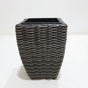 Jardinières carrées modernes en plastique pour l'extérieur, revêtement PE, pots de fleurs de jardin au design minimaliste, lot de deux - Product Image 3