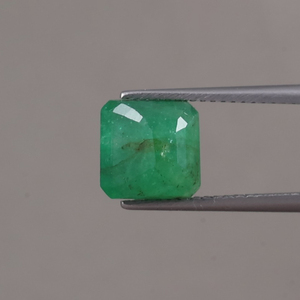 มรกตธรรมชาติสีเขียว รับรองโดย IGI น้ำหนัก 3.15 กะรัต รูปทรงแปดเหลี่ยม ขนาด 8.5x8.5 มม. ตัดด้วยมือ ขัดเงา เคลือบแว็กซ์/น้ำมัน คุณภาพเยี่ยม เหมาะสำหรับ - Product Image 3
