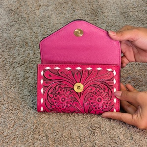 Porte-cartes de crédit pour femmes, tendance et de haute qualité, en cuir véritable fait main, avec fermeture à bouton et motifs floraux - Product Image 3