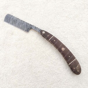 Navaja de afeitar medieval profesional con mango de cuerno y madera para barbería y salón, modelo TT-5523 - Product Image 1