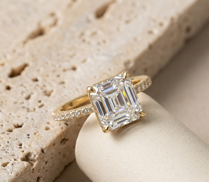 Anillo de Compromiso con Diamante Cultivado en Laboratorio, Corte Asscher, Banda con Pavé de Diamantes Redondos Brillantes, Anillo de Boda Clásico para Mujer - Product Image 1
