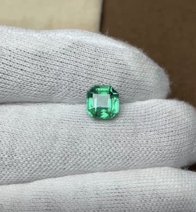 พลอยมรกตสีเขียวธรรมชาติคุณภาพสูง รูปทรงแปดเหลี่ยม น้ำหนัก 2.3 กะรัต สำหรับทำเครื่องประดับ - Product Image 4