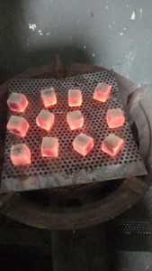 La mejor opción para quienes son apasionados por la barbacoa y fumar hookah: carbón vegetal en briquetas de primera calidad de Indonesia. - Product Image 2
