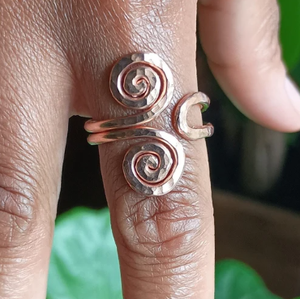Anillo Magnético de Cobre Unisex, Joyería Tradicional Ayurvédica, Anillo con Borde de Doble Espiral Martillado - Product Image 1