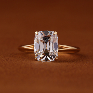 Bague de fiançailles solitaire en or jaune 14 carats avec diamant de laboratoire taille coussin de 4 carats, style ancienne mine, et halo caché, pour mariage - Product Image 1