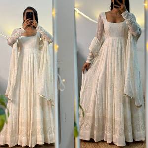 Traje Anarkali Blanco con Bordado Chikankari de Lucknow, Vestido Largo con Dupatta para Bodas y Fiestas 2026 - Product Image 2