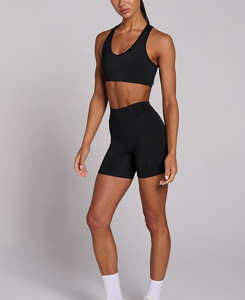 Ensemble de sport 2 pièces noir sur mesure pour femme – Haut court dos nu et short taille haute respirant en Spandex et Polyester – Coupe sportive toutes saisons - Product Image 3