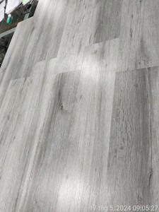 Plancher SPC de haute qualité, livraison directe d'usine. Plusieurs options de couleurs disponibles. L'emballage peut être personnalisé. - Product Image 5