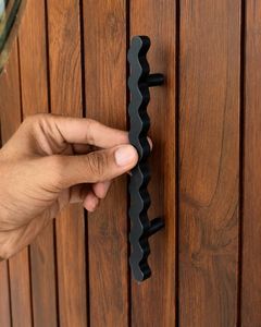 Tirador moderno de hierro ondulado para gabinetes, con acabado negro liso, tirador decorativo para muebles de cocina, cajones, armarios y despensas - Product Image 5