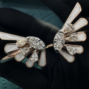 กำไลข้อมือรูปปีกทองคำโรสโกลด์ 18K ประดับเพชรทรงหยดน้ำและทรงกลมเพาะเลี้ยง 0.548 กะรัต น้ำหนัก 10.62 กรัม ทองคำแท้ ของขวัญสำหรับผู้หญิง เครื่องประดับสำหรับงานปาร์ตี้ - Product Image 3