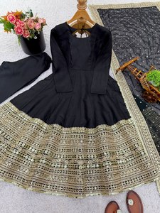 Ensemble Kurti en Faux Georgette Lourd à Imprimé Numérique et Bas en Soie Beurre, avec Broderie Fantaisie Faite Main, Tenue Ethnique Complète pour Fêtes de Diwali - Product Image 5