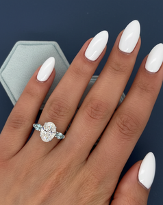 Anillo de Compromiso y Boda con Diamante Ovalado Cultivado en Laboratorio de 3.20CT, Piedras Laterales en Forma de Pera, Oro Blanco de 14K con Baño de Rodio, VVS2 F, Certificado IGI - Product Image 5