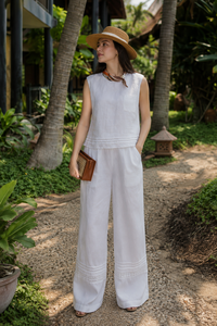 Tenues d'été décontractées chic et modernes pour femmes - Ensemble 2 pièces blanc sans manches, débardeur ample et pantalon large respirant - Fournisseur en gros - Product Image 5