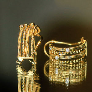 Pendientes Huggie de Oro de 18K con Diamantes de Corte Brillante Redondo, Joyería Moderna Unisex para Regalos de Compromiso, Boda, Aniversario y Fiesta - Product Image 3