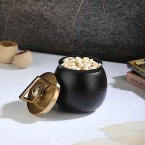 Tapa y asa para tazón negra y dorada de 4 pulgadas de diámetro, recipiente hermético de diseño minimalista para regalo. - Product Image 3