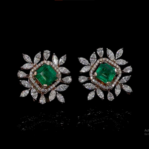 Boucles d'oreilles de mariée en émeraude verte taille émeraude avec halo de diamants en forme de marquise |   Bijoux de luxe pour mariage - Product Image 1
