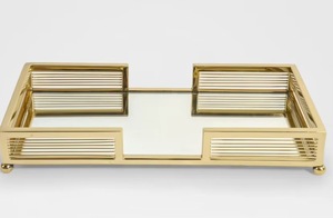Bandeja Decorativa Rectangular de Latón Dorado con Bordes Calados a Rayas y Patas de Bola para Almacenamiento de Cosméticos - Product Image 4
