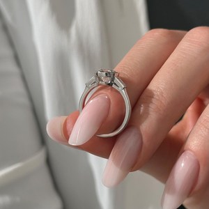 Élégante bague de fiançailles pour femme avec diamant de laboratoire de 2 carats, trois pierres, accents baguette effilés, en or blanc 14K, sertie clos - Product Image 1