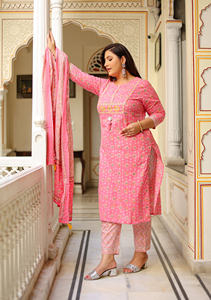 Ensemble Kurti, pantalon et dupatta brodés roses en coton, imprimé floral zig-zag, col rond, manches trois quarts, grande taille, vente en gros - Product Image 6