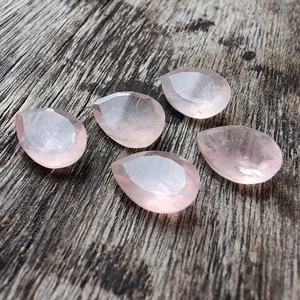 Cuarzo rosa natural tallado en forma de pera para la fabricación de joyas, hecho a mano en India, calidad AAA - Product Image 1