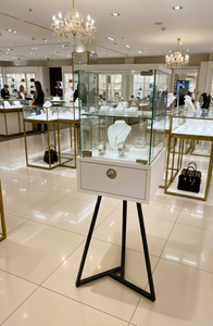 Vitrina Exhibidora de Joyería y Relojes TMG-G401(ECO) Moderna y Minimalista de Vidrio Templado Blanco con Base de Trípode Metálico, Ideal para Tiendas - Product Image 5