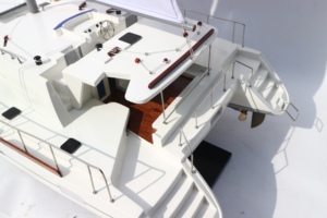 Modelo de Barco de Vela Moderno LAGOON 500 CATAMARAN, Hecho a Mano en Madera Pintada, para Regalos y Coleccionables - Product Image 5